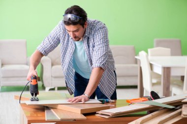 Atölyesinde çalışan marangoz.