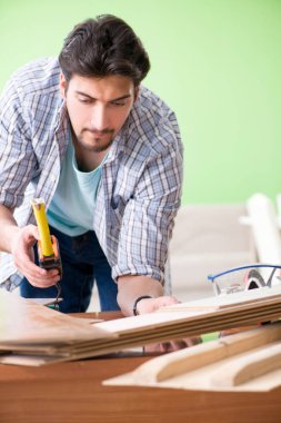 Atölyesinde çalışan marangoz.