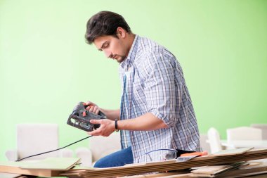 Atölyesinde çalışan marangoz.