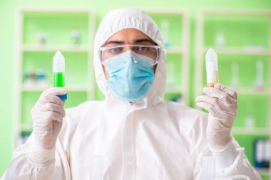 Laboratuvarda yeni bir deney üzerinde çalışan kimyager.