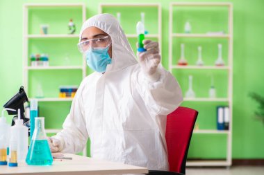 Laboratuvarda yeni bir deney üzerinde çalışan kimyager.