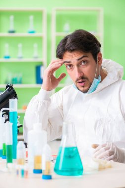 Laboratuvarda yeni bir deney üzerinde çalışan kimyager.