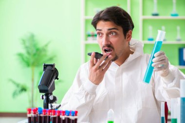 Laboratuvarda yeni bir deney üzerinde çalışan kimyager.