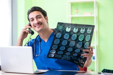 Hastanede çalışan genç bir doktor.