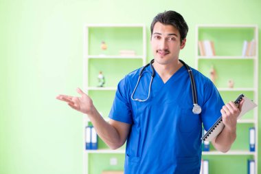 Hastanede çalışan genç bir doktor.