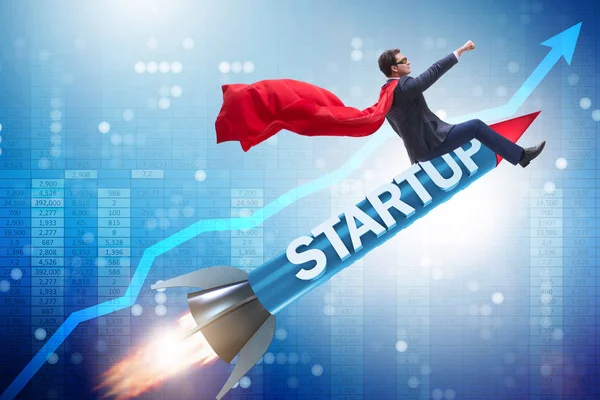 Homem de negócios super-herói no conceito de start-up voando foguete — Fotografia de Stock