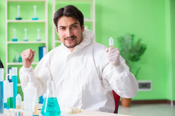 Chemicus werkt in het lab aan nieuw experiment — Stockfoto