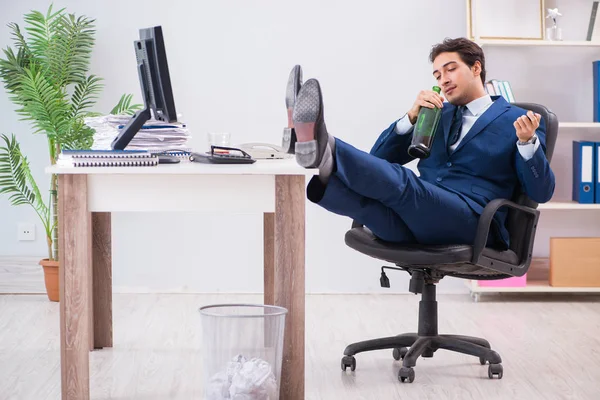 Jeune homme d'affaires employé buvant dans le bureau au bureau — Photo