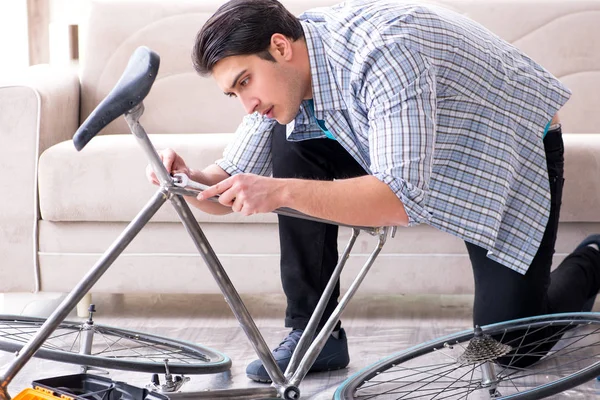 家で自転車を修理する若い男 — ストック写真