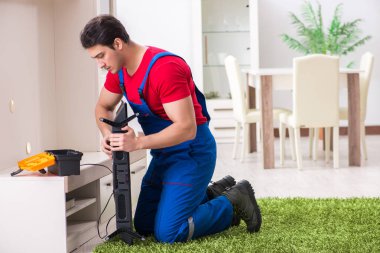 Profesyonel tamir mühendisi bozuk televizyonu tamir ediyor.