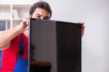 Profesyonel tamir mühendisi bozuk televizyonu tamir ediyor.