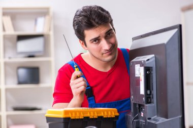 Profesyonel tamir mühendisi bozuk televizyonu tamir ediyor.