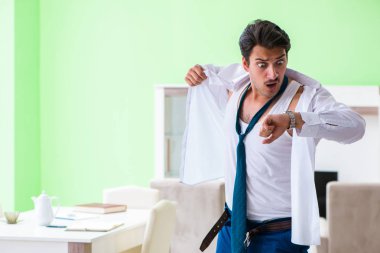 Adam giyinip işe geç kalıyor.