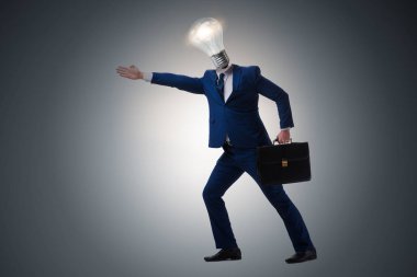 Parlak fikir kavramı ampul kafa ile işadamı