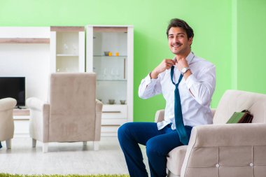 Adam giyinip işe geç kalıyor.