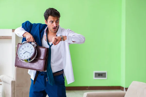 Homem vestir-se e tarde para o trabalho — Fotografia de Stock