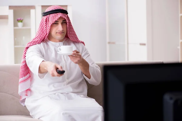 Arabe homme regarder la télévision à la maison — Photo