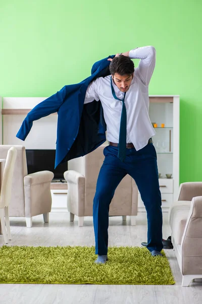 Man dressing up and late for work — Stock Photo, Image