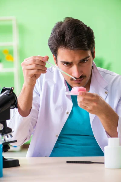 Chemiker testet Seife im Labor — Stockfoto