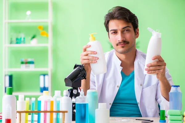 Химик тестирует мыло в лаборатории — стоковое фото