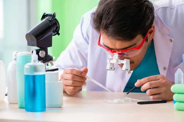 Chemiker testet Seife im Labor — Stockfoto