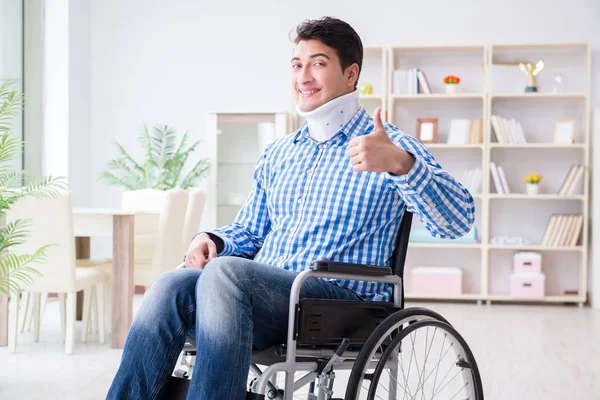 Jongeman die thuis gewond is geraakt aan een rolstoel — Stockfoto