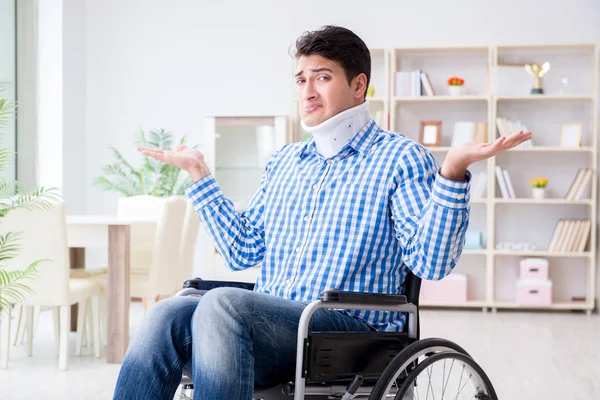 Evdeki tekerlekli sandalyede yaralanan genç adam.