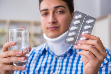 Genç adam evinde boyundan yaralanmış.