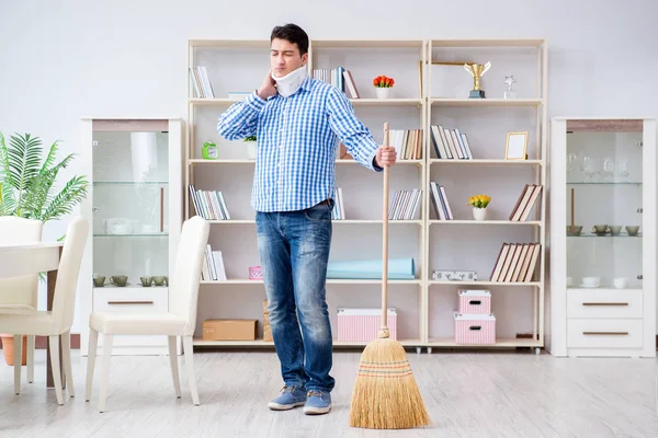 목부 위를 하고 있는 남자, 집안 청소 개념으로 집을 청소 한다 — 스톡 사진