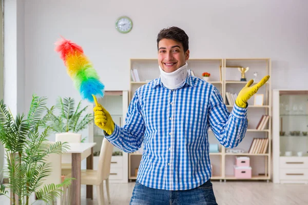 Mann mit Hals verletzt Putzfrau in Hauswirtschaftskonzept — Stockfoto