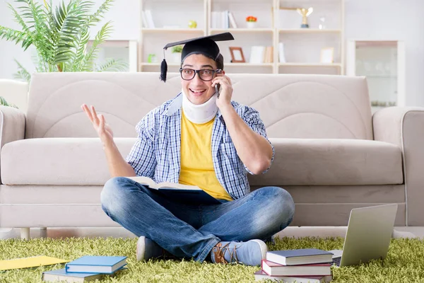 Student with neck injury preparing for exams — Stock Photo, Image