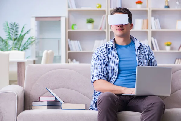 Freelance student met virtual reality bril thuis — Stockfoto