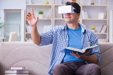 Evde sanal gerçeklik gözlükleriyle serbest çalışan bir öğrenci.