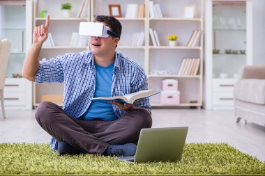 Evde sanal gerçeklik gözlükleriyle serbest çalışan bir öğrenci.