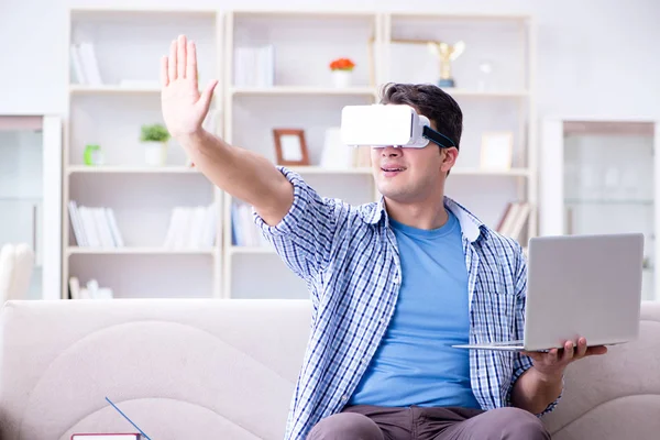 Freelance student met virtual reality bril thuis — Stockfoto