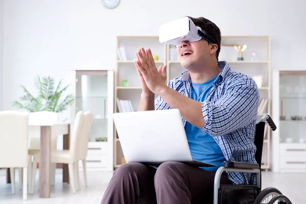 Studente freelance che studia con computer portatile e vetro realtà virtuale — Foto Stock