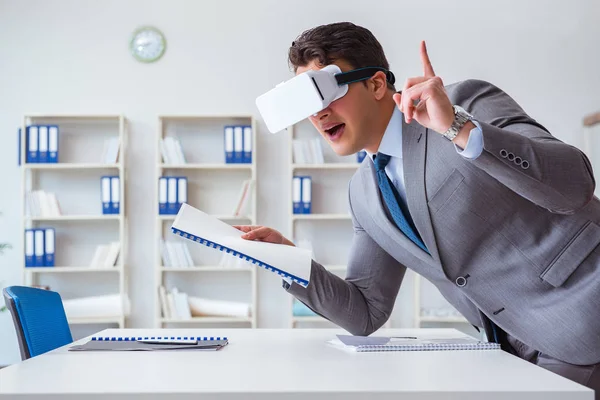 Homme d'affaires avec lunettes de réalité virtuelle dans le bureau — Photo