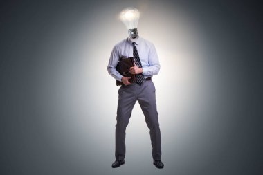 Parlak fikir kavramı ampul kafa ile işadamı