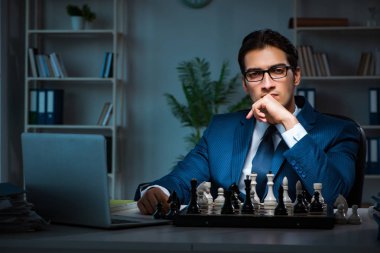 İş adamı strateji konseptinde satranç oynuyor
