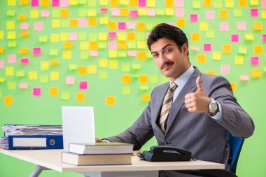 Çelişkili öncelikleri olan bir iş adamı   