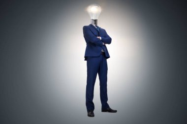 Parlak fikir kavramı ampul kafa ile işadamı