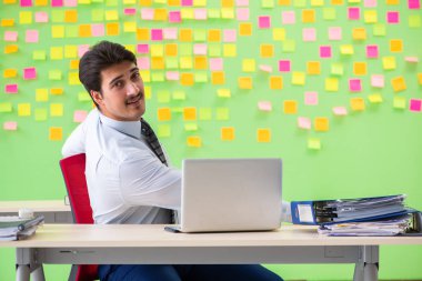 Ofiste birçok çelişkili öncelikleri olan bir adam tatbikat yapıyor.