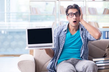 Bilgisayarlı beyaz öğrenci üniversite sınavlarına hazırlanıyor.