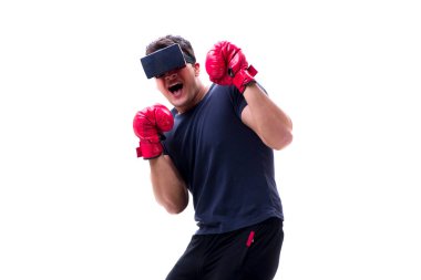 Beyaz arka planda sanal gerçeklik gözlükleriyle oynayan adam