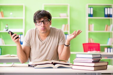 Üniversite sınavlarına hazırlanan öğrenci