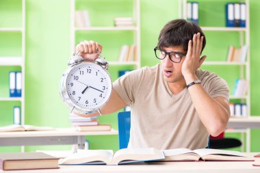 Üniversite sınavlarına hazırlanan öğrenci