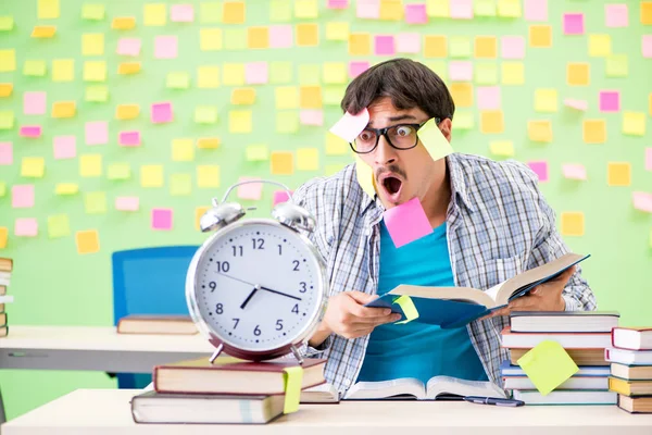 Estudiante con muchas prioridades contradictorias —  Fotos de Stock