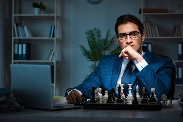 Biznesmen grający w szachy w koncepcji strategii — Zdjęcie stockowe