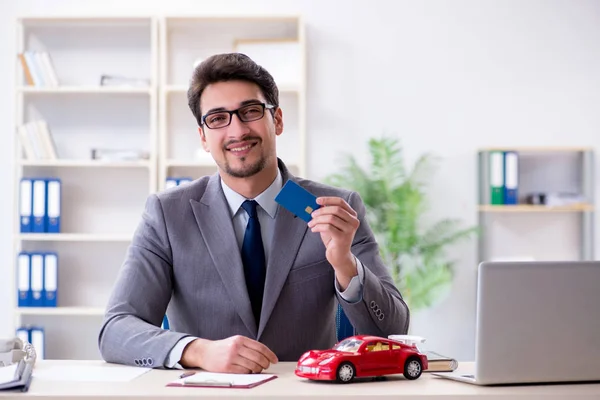 Agente que ofrece seguro de automóvil — Foto de Stock