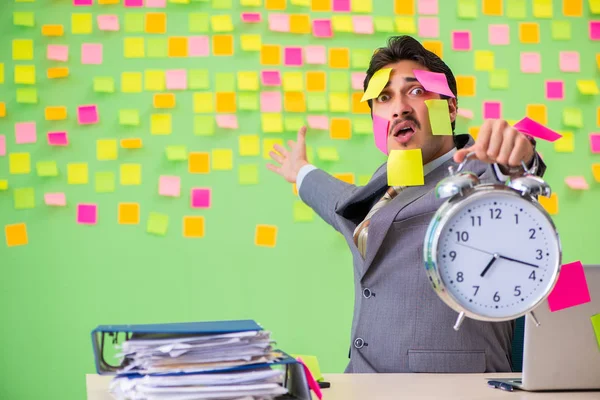 Geschäftsmann mit vielen widersprüchlichen Prioritäten im Zeitmanagement — Stockfoto